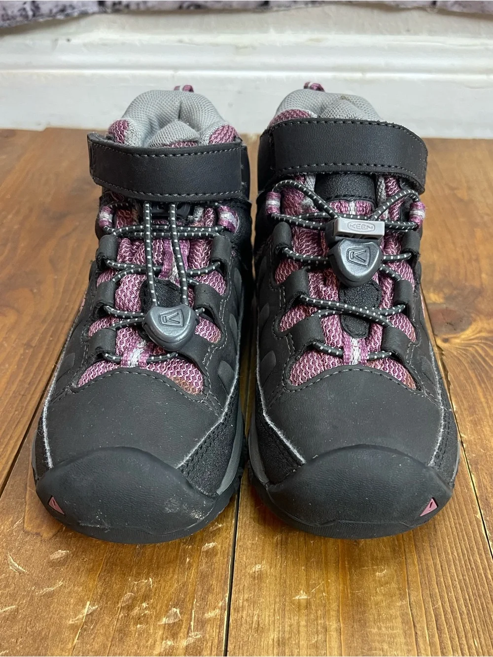 Keen girls size 10 targhee water proof hiking boots black and purple